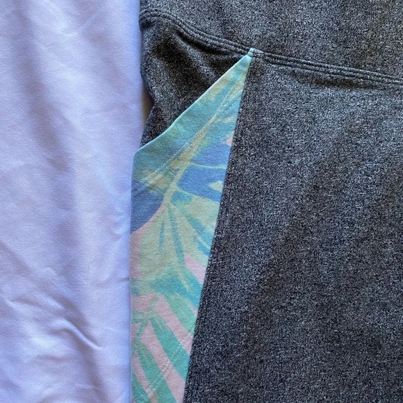 PINK-VICTORIAS SECRET YOGA-GRAY AND FLORAL LEGGINGS - Picture 5 of 9